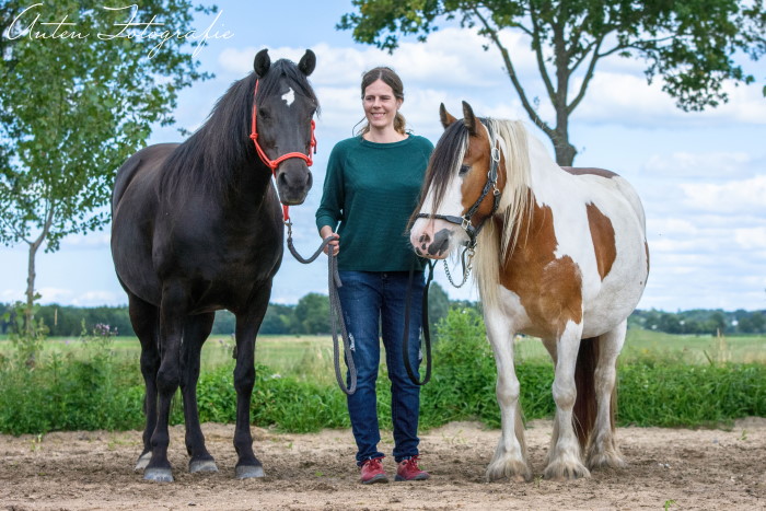 Pony's Kayleigh en Malou met coach Ingrid.